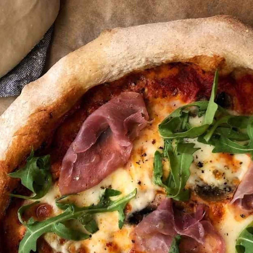 Σπιτική πίτσα με ρόκα και αλλαντικά