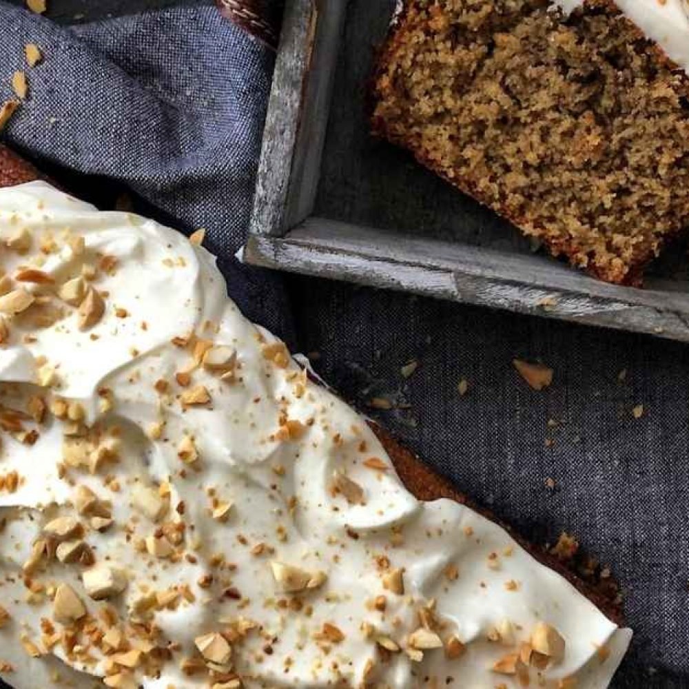 Σπιτικό κέικ βρώμης με στρώση τσουρεκιού