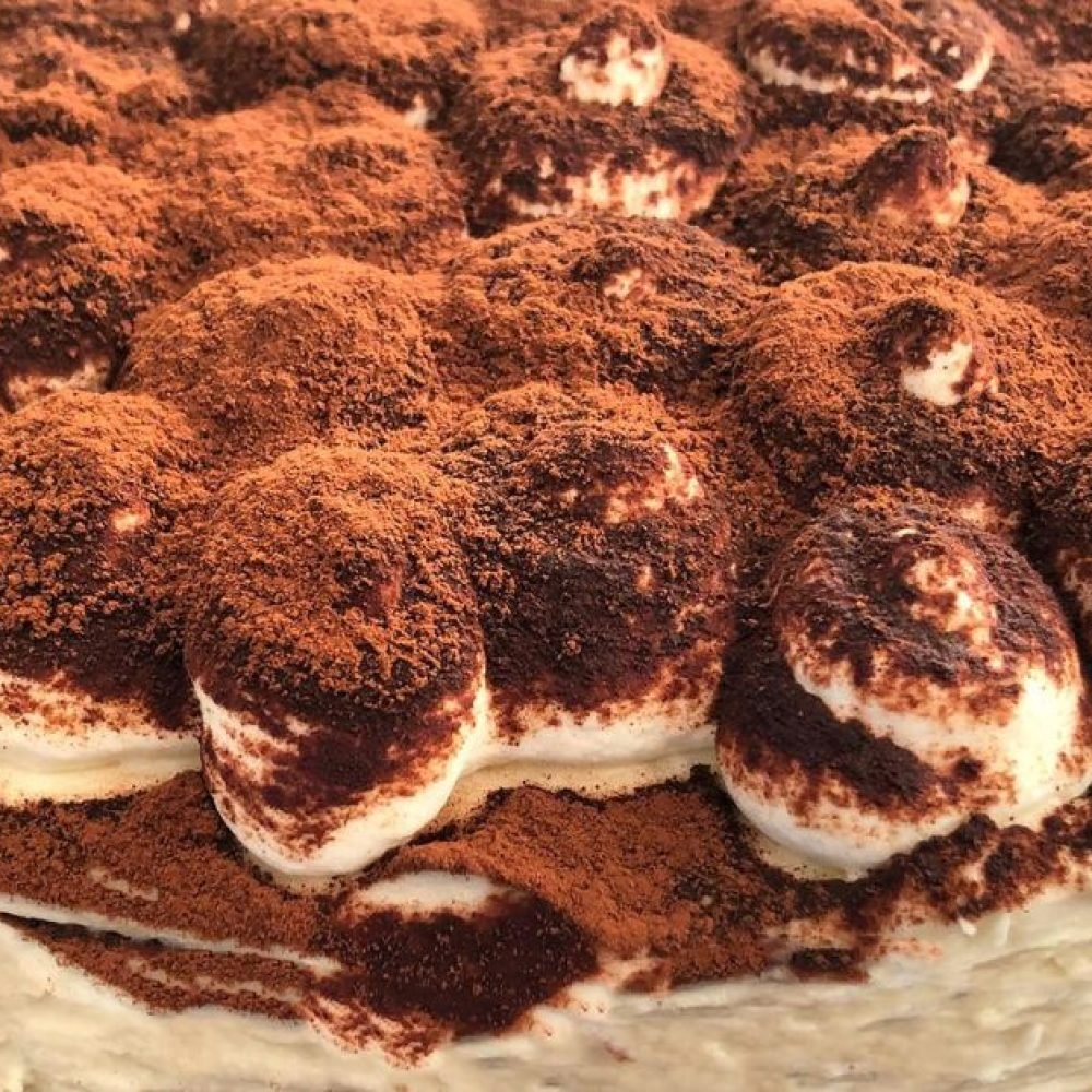 Σπιτικό κέικ τιραμισού σε πιάτο