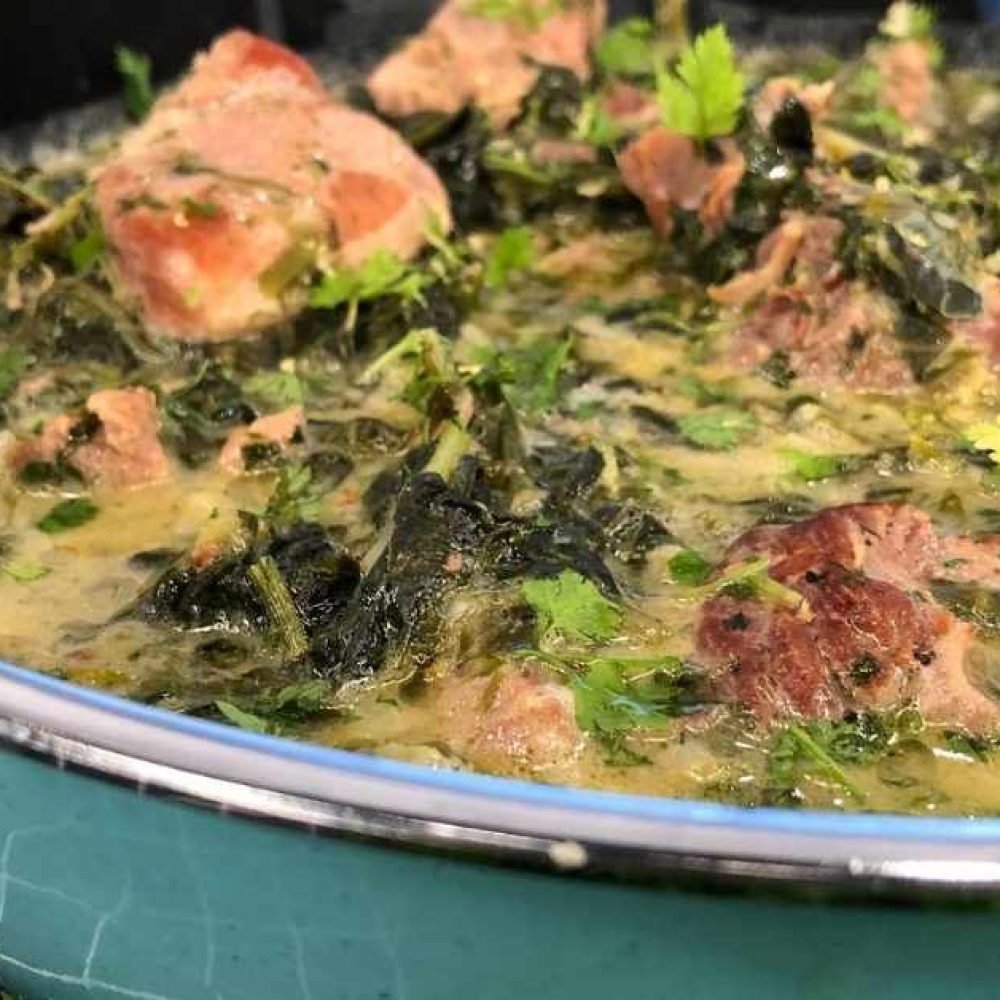 Σπιτικό φρικασέ χοιρινό με πράσινα λαχανικά