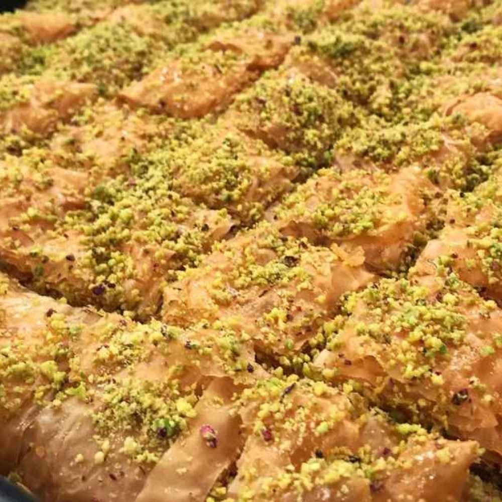 Σπιτικός μπακλαβάς με καρύδια και μέλι