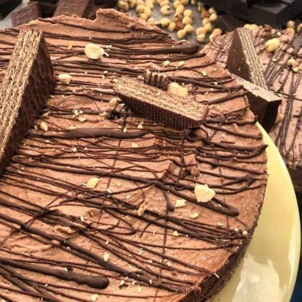 Τούρτα σοκολάτας με γκοφρέτες σε πιάτο