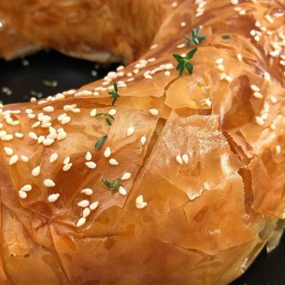 Τυρόπιτα με απάκι σε φόρμα κέικ