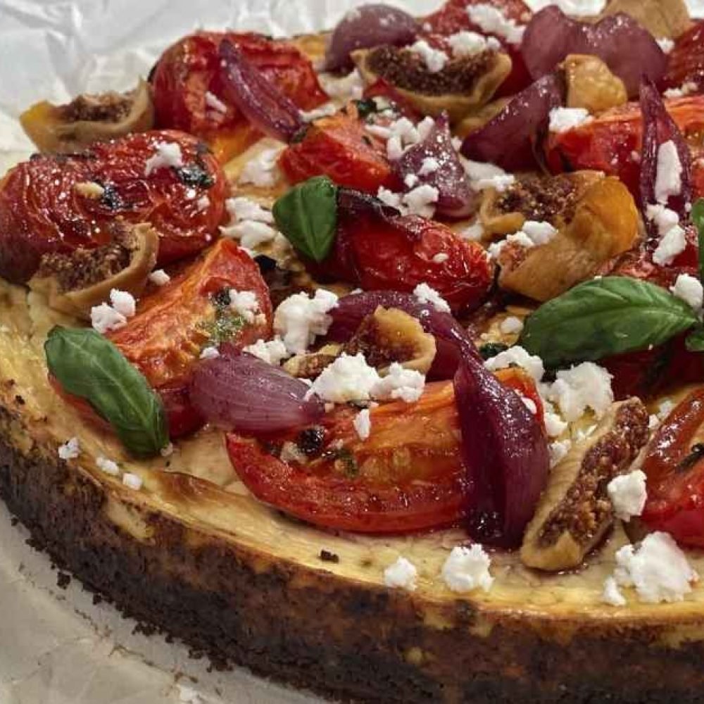 Φέτα τσιζκέικ αλμυρό με ντομάτα και κρεμμύδι