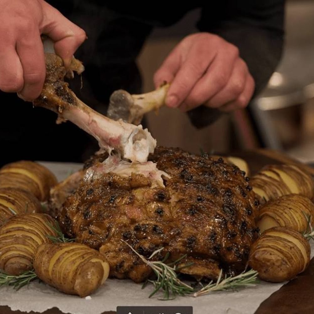 Χοιρινό μπούτι με γλάσο πορτοκαλιού σε πιατέλα