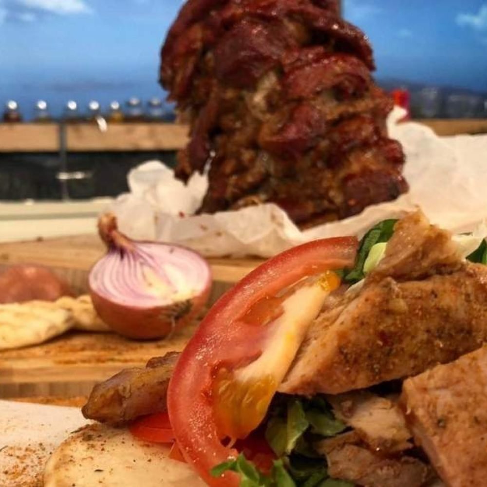 Χοιρινός γύρος σε πιάτο