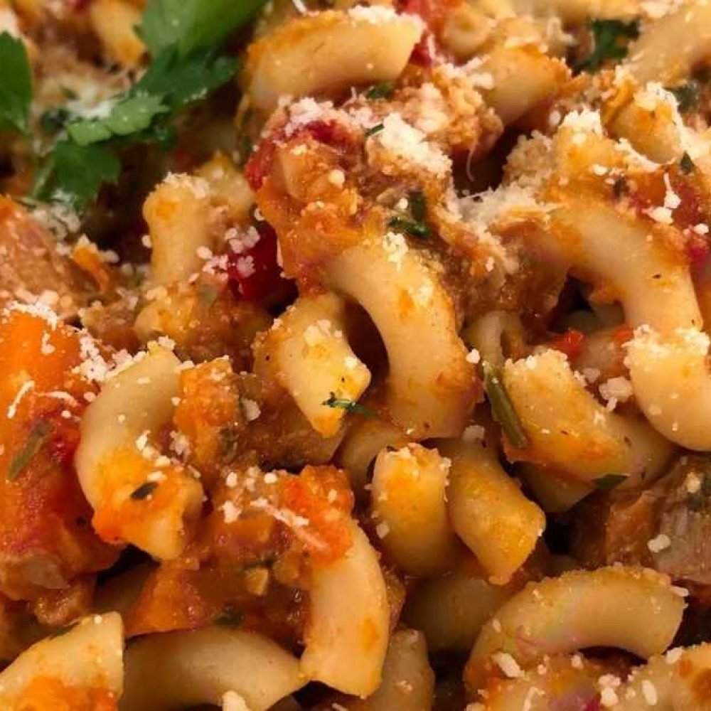 Χορτοφαγικό ραγού με ζυμαρικά σε πιάτο