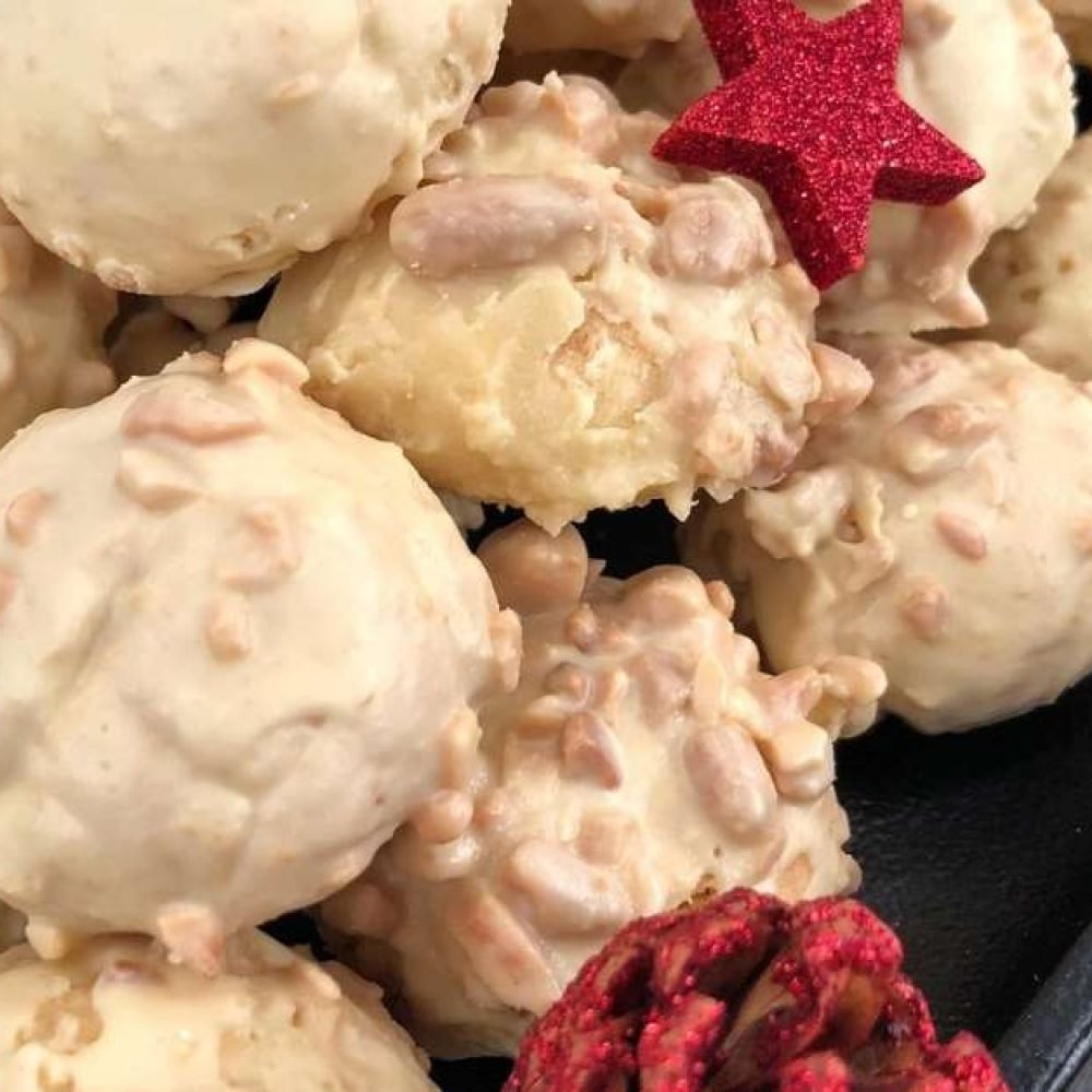 Πολλοί κουραμπιέδες με λευκή σοκολάτα και αμύγδαλα