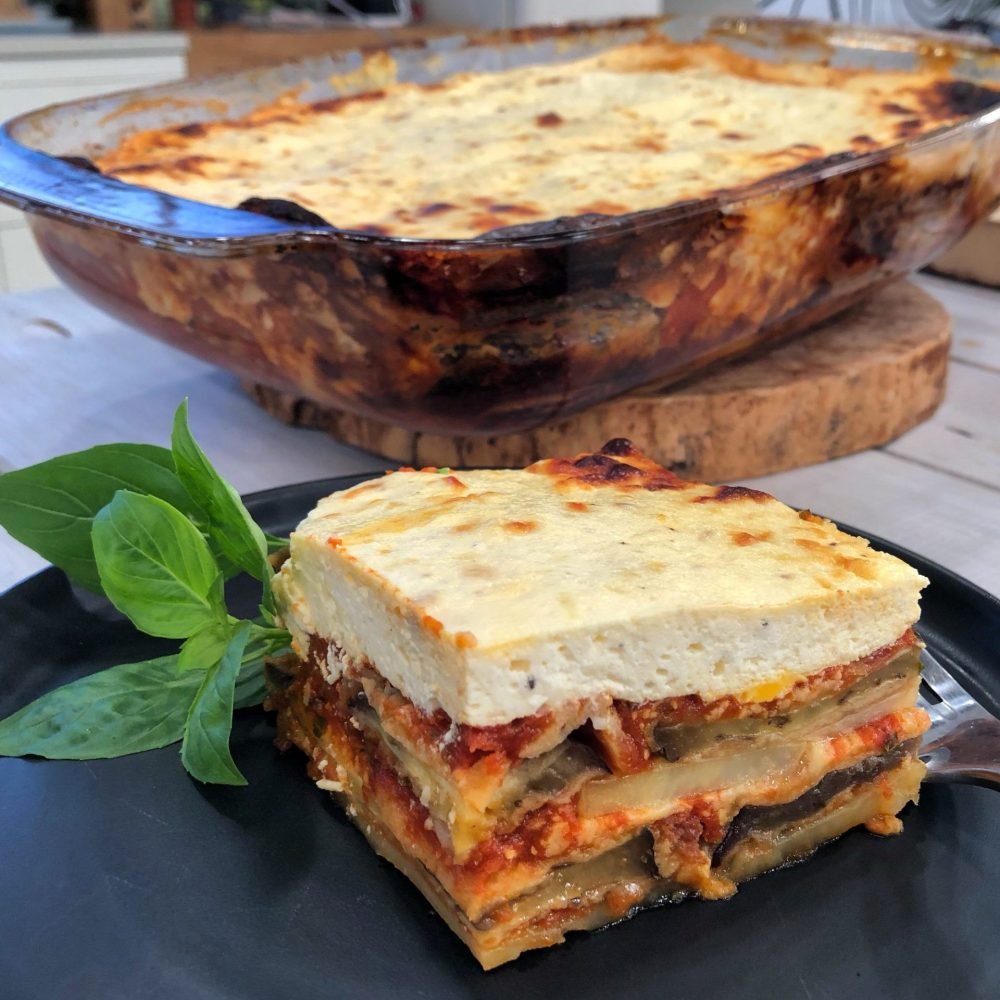 μελιτζάνες με πατάτες και μπεσαμέλ γιαουρτιού