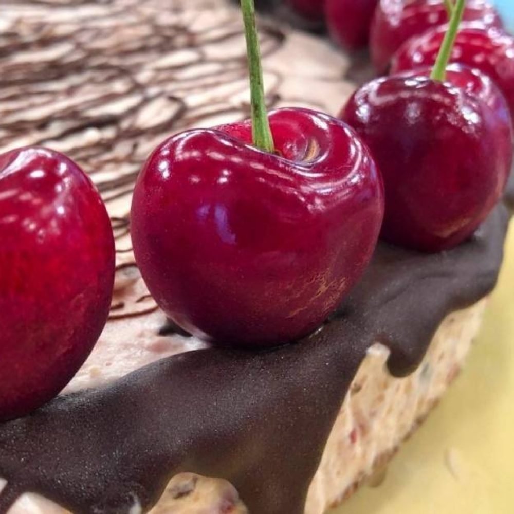 παγωμένη τούρτα παγωτό με κεράσια και σοκολάτα